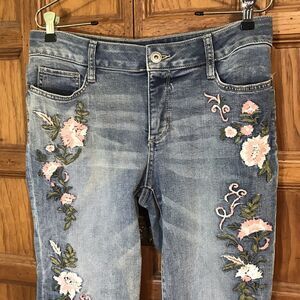 St. John's Bay Blue Denim Capri Women's 8P Floral Crewel Embroidered Y2K Jeans